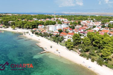 Bár a képek önmagukért beszélnek, a tenger melletti telek 10 új mobilház beépítésére készült.
A mobilházakat csak egy sétány választja el a strandtól, és ez a tenger közelsége egyedülálló élményt nyújt vendégeinek a teraszon ülve és a kilátásban.
A mobilházak célja elsősorban a további bérbeadás. A telek bérleti szerződését, amelyen az új mobilház található, 10 évre írják alá - hosszabbítási lehetőséggel.
A "Vir" táborban két lehetőség közül választhat. Az Ön kívánságaitól és lehetőségeitől függően az új, teljesen felszerelt mobilházak alábbi modelljei állnak rendelkezésre:
✨ Adria SLine mobilházak *
• méretek: 7,5 x 4 m (30 m²)
• terasz: fedett 7,5 x 4 m (30 m²)
• ár: 52 000 € plusz áfa
• átalánydíj: 6000 € évente
• szerződés időtartama: 10 év
• szerződéshosszabbítás: lehetséges megállapodás
✨ Hosekra Delux mobilházak
• méretek: 8 x 3 m (24 m²)
• terasz: fedett 8 x 3 m (24 m²)
• ár: 35 000 € plusz áfa
• átalánydíj: 6000 € évente
• szerződés időtartama: 10 év
• szerződéshosszabbítás: lehetséges megállapodás
✨ Az ajánlat további részletei:
• a mobilház állapota: új, teljesen felszerelt és dekorált
• működési időszak: a tábor egész évben nyitva tart
• tengerre néző: IGEN
Minden mobilházhoz lehetőség van egy kezelési csomag megkötésére, amely tartalmazza:
• bérlés a MobileHomeRent speciális portálon keresztül
• a rendelkezésre álló időpontok koordinálása az összes portálon
• a vendégek be- és kijelentkezése
• takarítási szolgáltatás
• weboldal létrehozása és profil fenntartása a közösségi hálózatokon
• mobilházak promóciós anyagának filmezése
Ha kérdése, magyarázata és pontosítása van, forduljon hozzánk közvetlenül az alábbi telefonszámok egyikén:
+385 (0) 91 900 1525
+385 (0)99 366 4412
+385 (0)99 738 5893
+385 (0)95 724 2285
E-mail: info@charta-nekretnine.hr
https://charta-nekretnine.hr/product/mobilne-kucice-prvi-red-do-mora/