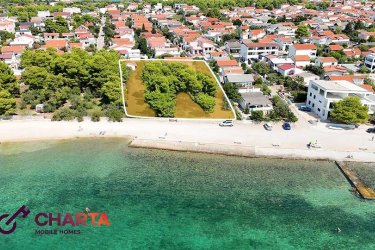 Bár a képek önmagukért beszélnek, a tenger melletti telek 10 új mobilház beépítésére készült.
A mobilházakat csak egy sétány választja el a strandtól, és ez a tenger közelsége egyedülálló élményt nyújt vendégeinek a teraszon ülve és a kilátásban.
A mobilházak célja elsősorban a további bérbeadás. A telek bérleti szerződését, amelyen az új mobilház található, 10 évre írják alá - hosszabbítási lehetőséggel.
A "Vir" táborban két lehetőség közül választhat. Az Ön kívánságaitól és lehetőségeitől függően az új, teljesen felszerelt mobilházak alábbi modelljei állnak rendelkezésre:
✨ Adria SLine mobilházak *
• méretek: 7,5 x 4 m (30 m²)
• terasz: fedett 7,5 x 4 m (30 m²)
• ár: 52 000 € plusz áfa
• átalánydíj: 6000 € évente
• szerződés időtartama: 10 év
• szerződéshosszabbítás: lehetséges megállapodás
✨ Hosekra Delux mobilházak
• méretek: 8 x 3 m (24 m²)
• terasz: fedett 8 x 3 m (24 m²)
• ár: 35 000 € plusz áfa
• átalánydíj: 6000 € évente
• szerződés időtartama: 10 év
• szerződéshosszabbítás: lehetséges megállapodás
✨ Az ajánlat további részletei:
• a mobilház állapota: új, teljesen felszerelt és dekorált
• működési időszak: a tábor egész évben nyitva tart
• tengerre néző: IGEN
Minden mobilházhoz lehetőség van egy kezelési csomag megkötésére, amely tartalmazza:
• bérlés a MobileHomeRent speciális portálon keresztül
• a rendelkezésre álló időpontok koordinálása az összes portálon
• a vendégek be- és kijelentkezése
• takarítási szolgáltatás
• weboldal létrehozása és profil fenntartása a közösségi hálózatokon
• mobilházak promóciós anyagának filmezése
Ha kérdése, magyarázata és pontosítása van, forduljon hozzánk közvetlenül az alábbi telefonszámok egyikén:
+385 (0) 91 900 1525
+385 (0)99 366 4412
+385 (0)99 738 5893
+385 (0)95 724 2285
E-mail: info@charta-nekretnine.hr
https://charta-nekretnine.hr/product/mobilne-kucice-prvi-red-do-mora/