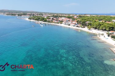 Bár a képek önmagukért beszélnek, a tenger melletti telek 10 új mobilház beépítésére készült.
A mobilházakat csak egy sétány választja el a strandtól, és ez a tenger közelsége egyedülálló élményt nyújt vendégeinek a teraszon ülve és a kilátásban.
A mobilházak célja elsősorban a további bérbeadás. A telek bérleti szerződését, amelyen az új mobilház található, 10 évre írják alá - hosszabbítási lehetőséggel.
A "Vir" táborban két lehetőség közül választhat. Az Ön kívánságaitól és lehetőségeitől függően az új, teljesen felszerelt mobilházak alábbi modelljei állnak rendelkezésre:
✨ Adria SLine mobilházak *
• méretek: 7,5 x 4 m (30 m²)
• terasz: fedett 7,5 x 4 m (30 m²)
• ár: 52 000 € plusz áfa
• átalánydíj: 6000 € évente
• szerződés időtartama: 10 év
• szerződéshosszabbítás: lehetséges megállapodás
✨ Hosekra Delux mobilházak
• méretek: 8 x 3 m (24 m²)
• terasz: fedett 8 x 3 m (24 m²)
• ár: 35 000 € plusz áfa
• átalánydíj: 6000 € évente
• szerződés időtartama: 10 év
• szerződéshosszabbítás: lehetséges megállapodás
✨ Az ajánlat további részletei:
• a mobilház állapota: új, teljesen felszerelt és dekorált
• működési időszak: a tábor egész évben nyitva tart
• tengerre néző: IGEN
Minden mobilházhoz lehetőség van egy kezelési csomag megkötésére, amely tartalmazza:
• bérlés a MobileHomeRent speciális portálon keresztül
• a rendelkezésre álló időpontok koordinálása az összes portálon
• a vendégek be- és kijelentkezése
• takarítási szolgáltatás
• weboldal létrehozása és profil fenntartása a közösségi hálózatokon
• mobilházak promóciós anyagának filmezése
Ha kérdése, magyarázata és pontosítása van, forduljon hozzánk közvetlenül az alábbi telefonszámok egyikén:
+385 (0) 91 900 1525
+385 (0)99 366 4412
+385 (0)99 738 5893
+385 (0)95 724 2285
E-mail: info@charta-nekretnine.hr
https://charta-nekretnine.hr/product/mobilne-kucice-prvi-red-do-mora/