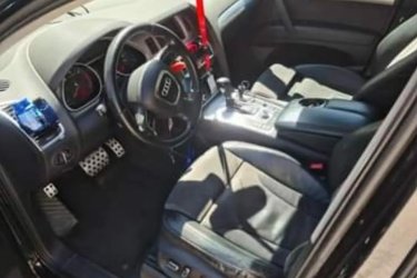 Eladó a képeken látható Audi Q7 3.0 TDi típusú 2010-es évjáratú terepjáró.
Vezérlés cserés!!!!
Hibátlan frissen felújított porlasztókkal!
Futott Km: 400.000
Műszaki érv: 2023.05
Teljesítmény: 176 KW 240LE
CAS motorkód.
7 személyes, panoráma üvegtető, légrugó, 2 SD kártyás multimédia rendszer, szakadásmentes alcantara-bőr ülések, S-Line első lökhárító RS hűtőrácsokkal és fekete emblémával, sötétitett hátsó lámpák, hátsó csomagtértálca, levehető 3.5T vonóhorog, elektromos csomagtér nyitás-zárás, S-Line fém pedálok, Chiptuning stb.
Ár: 3.000.000.-Ft
Tel: +36húsz9három15kilenc30 
Az autó nem indítható csak trailer-rel szállítható!