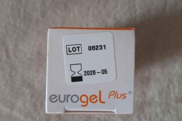 Eladó teljesen bontatlan, megmaradt Eurogel plus (hegkezelő gél).

Amit tudni kell róla:

~ Az Eurogel Plus egy orvosi szilikont tartalmazó hegkezelő gél. A gyulladt, keloidos és hipertrófiás hegek kezelésében, megjelenésük javításában nyújt segítséget.

~ A gél használatával szilikon film aktív reakcióba lép a bőrrel, biztosítja a megfelelő hidratációt és lokálisan csökkenti a termelt kollagén mennyiségét. A segítségével a kapilláris aktivitás változik és csökken a hipertófia kialakulásának lehetősége, valamint hozzájárul a heg esztétikusabb megjelenéséhez.

~ A végeredmény egy puhább, nem kiemelkedő heg. A szilikon másik lényeges tulajdonsága, hogy a kellemetlen viszketést és a heg környéki esetleges fájdalmat is csökkent

Eredeti ára: 14 990 Ft

Ára: 9990 Ft