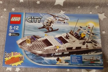 Eladó Lego city police hajó. Újszerű, eredeti, magyar leírással.

- A helikopter alkatrészei hiányoznak!
- Tettem plusz 2 rendőrt, ami alapból nem járt hozzá! + Rendőr motor

Ára: 24 999 Ft