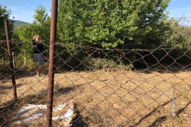 Vác- Felső Török-hegyen, a Naszály hegyre néző csodálatos panorámával kínálok eladásra belterületi építési telket!

Vác dinamikusan fejlődő részén, a Felső Török hegyi útról nyíló Törökfürdő közben, megvételre kínálok egy 1314 m2-es panorámás, kivett belterületi építési telket. A beépítetlen telek, Vác panorámás részen helyezkedik el, családi házas övezetben. M2 autóút pás perc alatt, könnyedén elérhető!
A telek szélessége 20 méter, hossza 66 méter. Megközelítése magán úton érhető el.
A telek jelenlegi állapota bokros, bozótos, helyenként gyümölcsfákkal ültetett. Megvásárlás esetén a vevő dolga a telek kitisztítása, ezért az ára nyomott.
A telken víz közmű megtalálható, közelből a villany is lecsatlakoztatható.

- Övezeti besorolása Lk-e-1 kert városias besorolású
- Beépítési módja: szabadon álló
- Maximális beépíthetősége: 15 %
- Maximális beépíthetősége terepszint alatt: 20 %
- (szintterület mutató: 0. 4 %)
- Minimális zöldterület 75 % 
- Építmény magasság: minimum 3 méter, maximum 5 méter.

A telek per-, teher és igénymentes, aszfaltozott útról közelíthető meg.
Autóval pár percen belül elérhető bolt, bölcsőde, óvoda, iskola. 
Az utca végén lévő buszmegállóból pár perc alatt elérhető Vác belvárosa és a vasútállomás is. Az M2 autóúton Budapest az M2 autóúton kb. 26 perc alatt elérhető.
A telek remek áron megvásárolható.

Ár: 22. 900. 000.-Ft

Tel: +36705581160,  06304800339

További információért és a megtekintéssel kapcsolatban, várom megtisztelő hívását!
Amiben még segíteni tudok:
- ha a vásárláshoz még el kell adnia ingatlanát
- energetikai tanúsítvány készítése 72 órán belül
- ingyenes hitelügyintézés
- jogi háttér
- földhivatali ügyintézés
- ajánlatok küldése e-mailben országos adatbázisból.
Tel: 06705581160 , 06304800339