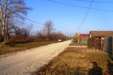 Csörög település közkedvelt új építésű részén, 816 m2-es belterületi építési telek eladó!
A telek önálló helyrajzi számmal rendelkezik.
A telek szélessége 17 méter és a hossza 48 méter.
Az utcában sorra épülnek az új ingatlanok!
Közművek:
Csatorna a telken belül, az eladó telek megvásárlása esetén bevezeti a villanyt (1 x 32 A) és vizet.
Ez is benne van a vételárban.

A tulajdonos a megálmodott és megtervezett házának megépítésében is segítséget tud nyújtani. Természetesen a közművek kiépítésében és a tereprendezésben.
Szeretné álmai otthonát megépíteni távol a város zajától? Itt a lehetőség, éljen vele.
Ajánlom azoknak, akik szeretik a romantikus környezetet, a táj szépségét és a nyugalmat.

A telek besorolása:
Lf-1 Falusias lakóövezet,
beépíthetősége 30 %,
zöldfelület 50 %,
építménymagasság 4. 5 méter.
előkert 5 méter,
hátsó kert minimum 10 méter,
szintterület mutató 0.5%

A telek ára: 16. 000. 000.-Ft ÁRCSÖKKENÉS!!

A községben megtalálható óvoda. Bölcsőde, az óvoda területén került kialakításra, amelyet azok tudnak igénybe venni, akik munkába állás miatt gyermek elhelyezését kívánják megoldani. Továbbá megtalálható a községben művelődési ház - könyvtár, orvosi rendelő, védőnői szolgálat és gyermekjóléti szolgálat is. Menetrend szerinti iskolabusz jár reggel és délután a váci és sződi általános iskolába. A településen van posta és bolt is, amely a család élelmiszer ellátását biztosítja.
Közlekedés: vonattal 7 perc alatt lehet a váci vasútállomásra jutni, ahonnan néhány perc elteltével indul a zónázó járat - 25 perc menetidővel - a Nyugati Pályaudvarra.
További információért és a megtekintéssel kapcsolatban, várom megtisztelő hívását!
Amiben még segíteni tudok:
- ha a vásárláshoz még el kell adnia ingatlanát
- energetikai tanúsítvány készítése 72 órán belül
- ingyenes hitelügyintézés
- jogi háttér
- földhivatali ügyintézés
- ajánlatok küldése e-mailben országos adatbázisból. 

Tel: 06705581160 ,  06304800339