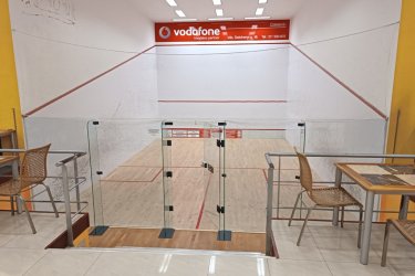 Eladó jól bejáratott Váci Sportlétesítmény! 
Eladásra kínálok, 2006-ban épült, 420 nm2 alapterületű váci sportlétesítmény, amely jelenleg Squash Clubként üzemel. 
A létesítményben 3 darab Playcon típusú kanadai paneles fallabda pálya található, amit a magyar Squash Szövetség hivatalos versenypályának minősített. Az épületben a pályák mellett férfi és női öltöző, 5 férőhelyes szauna, vendég toalett (férfi, női), 2 raktár, személyzeti öltöző, saját toalettel és egy recepciós pult van. A létesítmény előtt 6 férőhelyes saját parkoló található.
A Squash Club jól bejáratott, állandó vendégkörrel rendelkezik, de a hely adottsága lehetővé teszi egyéb fedett pályás sportolási lehetőségek megvalósítását is.
Fűtés: Viessman 40 kW-os kondenzációs gázkazán, padlófűtéses megoldással.
Meleg víz: napkollektor segítségével is biztosított, ezáltal a fenntartási költségek is alacsonyabbak. 
Az ingatlan per és tehermentes, adás-vétel megegyezés szerint.
Irányár: 209. 000. 000.- Ft
Ajánlom:
Befektetőknek, termelő, raktározó, logisztikai, kereskedő cégeknek is kiváló, hiszen minden adottsága megvan az ingatlannak, amire szükség lehet.
Az ingatlan egy rendkívül intenzíven fejlődő övezetben található, mely folyamatosan emeli a területen található létesítmények gazdasági értékét.
Komoly befektetés, akik a biztos megtérülést tartják szem előtt!
További információért és a megtekintéssel kapcsolatban, várom megtisztelő hívását!
Amiben még segíteni tudok:
- ha a vásárláshoz még el kell adnia ingatlanát
- energetikai tanúsítvány készítése 72 órán belül
- ingyenes hitelügyintézés
- jogi háttér
- földhivatali ügyintézés
- értékbecslés, piaci ármeghatározás
- költöztetés, lomtalanítás
- ajánlatok küldése e-mailben országos adatbázisból.
Tel: +36705581160
