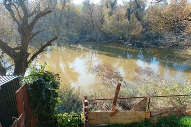 Remek többszintes családi ház Vácon a Tópart utcában.

Eladásra kínálok Vácon a Tópart utcában, csodálatos panorámás kilátással a Buki tóra, 305 m2-es telken, 3 szintes kialakítású 170 m2-es lakóingatlant + 44 m2-es csónaktárolót.
Az ingatlan 2005-ben épült Porotherm 30-s téglából, tetőzete zsindelyborítással. A falazat 5 cm-es drywit szigeteléssel, faborítással és kődíszítéssel ellátva.
A lakóingatlan közművei: víz, villany, gázkazán, inverteres klíma és 20 m3–s emésztő. A csatorna kialakítva,de még nincs rákötve a rendszerre.

A többszintes lakórészekbe betonlépcsőn keresztül jutunk le.

1/ Utca szinten 20 m2-es garázs található Hörmann motoros billenő kapuval.
Ezen a szinten 50 m2-es lakórész található, ahol, kis szoba (abból nyílik zuhanyzós fürdő, WC kézmosó), klímás hálószoba, külön sarokkádas fürdőszoba, WC kézmosóval lett kialakítva.
A lakóingatlan fűtése gázkazánról működik.

2/ Az 50 m2-es második szintet, belső lépcsőn keresztül közelíthetjük meg, itt étkezős konyha, kamra, nappali és különnyíló zuhanyzós fürdőszoba, kézmosós WC-el található. Műanyag hőszigetelt ablakok lettek beépítve.
Az étkezős konyhából kilépve, zöld terasz biztosítja tavasztól - őszig a család pihenését, akár baráti piknikezést is.

3/ Ez alatt a terasz alatt 70 m2-es, egy légterű helyiség található, amit sportolásra alakítottak ki, innen nyílik egy zuhanyzó, WC kézmosóval. A helyiség fűtése gázkonvektorral valamint vas kandallóval lett megoldva. Az ablakok hőszigetelt műanyag kivitelezésűek.

4/ szinten 40 m2-es csónaktároló van. A telek aljából közvetlenül a tópartra érkezünk.

Az ingatlan kiválóan alkalmas olyan családnak, akik szeretik a természetet, de mégis közel szeretnének maradni a városhoz.
10 perc sétára van bolt, presszó, buszmegálló. Kiváló lehetőség van kirándulásra, 5 percre a
kerékpárút.

Ár: 82. 000. 000.-Ft

további információért és a megtekintéssel kapcsolatban, várom megtisztelő hívását!

Amiben még segíteni tudok:

- ha a vásárláshoz még el kell adnia ingatlanát
- energetikai tanúsítvány készítése 72 órán belül
- ingyenes hitelügyintézés
- jogi háttér
- földhivatali ügyintézés
- értékbecslés, piaci ármeghatározás
- költöztetés, lomtalanítás
- ajánlatok küldése e-mailben országos adatbázisból.

Tel: +36705581160