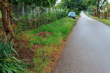 Befektetésnek is kiváló belterületi építési telek eladó Sződligeten.

Pest vármegye élhető és hangulatos településén, Sződliget egyik legkedveltebb utcájában, központi elhelyezkedéssel, a fontosabb helyi intézményektől pár perces sétára kínáljuk eladásra, ezt a rengeteg lehetőséget rejtő, egyéni kialakításoknak is teret adó 514 m2-es Lk-1-es belterületi építési telket.
Az utca is egyike azoknak, melyek a Duna-közeli nyaralóhely hangulatát megőrizték épületeikkel.

A telek alakja szabályos négyszög, felszíne sík, részlegesen bekerített. Beépítési mód: oldalhatáros.

Legnagyobb építménymagasság: 5. 5 m
Legnagyobb beépíthetőség: 30%
Közművei víz, gáz, villany és csatorna.

A településen minden megtalálható, ami a mindennapi élet kényelméhez szükséges, iskola, óvoda, bölcsőde, patika, orvosi rendelő, fogorvos, üzletek, szolgáltatások, kitűnő vonat- és buszközlekedés, hajókikötő, étterem, benzinkút és edzőterem.
Ne maradjon le erről ritka lehetőségről, ahol álmai házát megépítheti.

A telek akciós ára: 37. 900. 000.-Ft ÁRZUHANÁS!!!

Közvetlen az ingatlan mellett található 812 m2-es telken, 150 m2-es, 4 szobás bővítés, felújítás és építés alatti családi ház is eladásra kerül.

Akciós ár: 54. 900. 000.- Ft ÁRZUHANÁS!!!

A telek és a családi ház együttes

Akciós ára: 91. 900. 000.-Ft

Tel: 06705581160, 06304800339