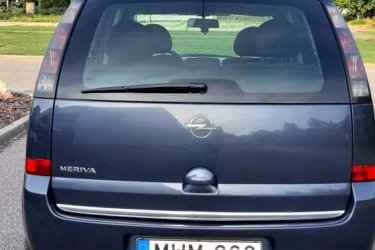 Eladó a képen látható Opel Meriva 2006 os 1.4 és motorú gépkocsi. Műszaki ideje 2025.3. ,téli gumi is van hozzá. Kicsi hibája,  hogy a tetején elkezdett a lakkréteg felválni. Illetve a kerekek felnije kicsit rozsdás. Ettől függetlenül jó állapotban van. 212 400 km ment. Láncos hajtású.  