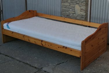 Hosszúság:206cm,

Szélesség:95cm,

Fekvő magasság:43cm

90x200cm fenyő ágy, ráccsal, jó állapotú matraccal eladó. Apró karcok, használati nyomok láthatók rajta.