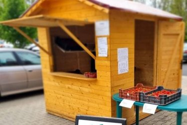 2 db van belőle. 2x2 m alapterület. 19mm falvastagság. Nagyméretű árusító ablak, pult, zárható oldalajtó (90x180cm). Padlóval, tetőponyvával, minden szerelvénnyel együtt. Könnyen összeszerelhető. 3x1,5 hónapot volt használva. Az egyik faház előtetős. 