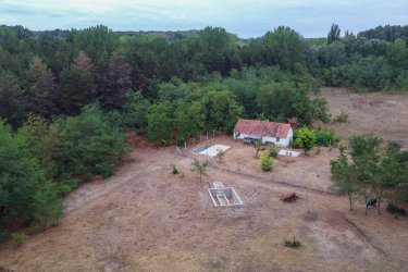 Kecskeméttől mindössze 9 km. Ez a ballószögi tanya tökéletes választás mindazoknak, akik a természet közelségét keresik, és szeretnék önellátó életüket itt megalapozni. Ne hagyd ki ezt a páratlan lehetőséget!

+ Helyszín: Hatalmas erdő szívében, festői tisztáson
+ Telek: Bőséges 3700 nm, madárcsicsergéssel fűszerezve
+ Szomszédok: Távol, hogy zavartalanul élvezhesd a csendet
+ Faluközpont: Kényelmes 2,5 km-re

+ Felújítandó 65 nm tanya épület
+ 2 db fúrott kút a telken
+ Villany bekötve, föld alatt rejtve érkezik 
+ Vadonatúj, kész pince + egy második kiásva, elkezdve
+ Kocsibeálló aljzat, oszlop kiállásokkal
+ Félkész, földbe süllyesztett üvegház bekötött vízzel + látványtervvel
+ Szennyvíztároló fedlappal
+ Tereprendezett telek

+++ Bónusz: Környezetbe illő pajtaház terve az ajánlat része! +++

Valósítsd meg álmaid otthonát, akár önellátásra berendezkedve!

Ne habozz, hívj most az erdei paradicsomodért! +36307375406

Irányár: 15.5 M Ft
https://youtu.be/6R3XOuKS8ZI

Ezért az árért Kecskeméten egy pici garázst kapni!