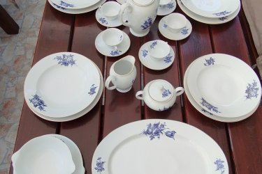 Eladó a képeken látható nagyon szép mintájú, hibátlan állapotú, kb. 35 éves, (nem volt használva!) 6 személyes , 43 darabos román porcelán étkészlet!
Moga porcelán manufaktúra Románia 
Megtekinthető és átvehető Érden, nem postázom!