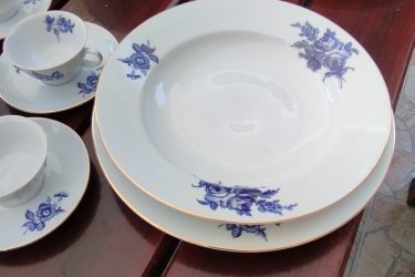 Eladó a képeken látható nagyon szép mintájú, hibátlan állapotú, kb. 35 éves, (nem volt használva!) 6 személyes , 43 darabos román porcelán étkészlet!
Moga porcelán manufaktúra Románia 
Megtekinthető és átvehető Érden, nem postázom!