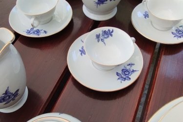 Eladó a képeken látható nagyon szép mintájú, hibátlan állapotú, kb. 35 éves, (nem volt használva!) 6 személyes , 43 darabos román porcelán étkészlet!
Moga porcelán manufaktúra Románia 
Megtekinthető és átvehető Érden, nem postázom!