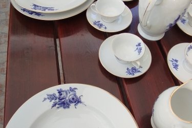 Eladó a képeken látható nagyon szép mintájú, hibátlan állapotú, kb. 35 éves, (nem volt használva!) 6 személyes , 43 darabos román porcelán étkészlet!
Moga porcelán manufaktúra Románia 
Megtekinthető és átvehető Érden, nem postázom!