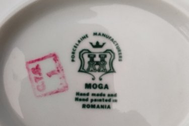 Eladó a képeken látható nagyon szép mintájú, hibátlan állapotú, kb. 35 éves, (nem volt használva!) 6 személyes , 43 darabos román porcelán étkészlet!
Moga porcelán manufaktúra Románia 
Megtekinthető és átvehető Érden, nem postázom!