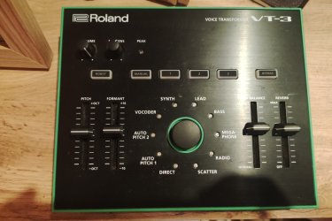 Sziasztok! Eladó Roland VT-3.
Egyszerű énekhang átalakítás vocoderrel, lo-fi effektekkel és szintetizátor hangzásokkal.
