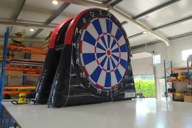 Ez a játék a darts és a foci keveréke. A játékosok három focilabda pontos rúgásával próbálnak minél több pontot gyűjteni a darts szabályai alapján. Ajánlott korosztály: 9-99 éves korig.