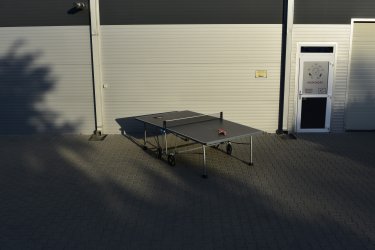 Sportrendezvények egyik nagy kedvence a ping-pong asztal. Kültéri asztalunkat, hálóval, ütőkkel (4 db) és labdákkal adjuk bérbe. Ajánlott korosztály: 6-99 éves korig.