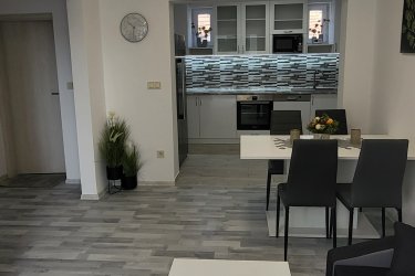 Abdán egy 400m2-es saroktelken lévő, 79m2-es teljesen felújított családiház, a főúttal párhuzamos csendes útcában tulajdonostól eladó!
- 2 szoba
- étkező/ társalgó
- konyha
- wc (külön)
-háztartási helyiség 
-fürdő
-közlekedő
-pince (lejárat a házból)
Az ingatlan főbb jellemzői!
- Műanyag nyilászárók ( szunyoghálóval)
- Új tetőfedés+ ereszcsatornák
- Fődémszigetelés
- 10cm-es hőszigetelés a házon
- Kondenzációs kazán új radiátorokkal 
- Gépesített új konyha
-Új burkolatok az egész házban
- Új fürdő zuhanyzóval
- Külön WC kézmosóval
- Új szennyvíz csatornák a ház alatt
- Új villanykábelek az egész házban (32 A)
A viszonylag kis udvar azoknak kedvező akik nem szeretik a sok fűnyírást, viszont kényelmesen elfér egy bográcsozó, grillező,gyermekjátszó,szerszámtároló stb.
Az udvaron helyet kapott egy dupla kocsibeálló/tároló új tetővel.
Ide csak költözni kell!!!
I.á.; 72,5 millió 
Érdeklődni:
Tel.; 06204115555
Ingatlanosok kérem ne keressenek!!! 