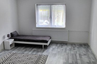 Abdán egy 400m2-es saroktelken lévő, 79m2-es teljesen felújított családiház, a főúttal párhuzamos csendes útcában tulajdonostól eladó!
- 2 szoba
- étkező/ társalgó
- konyha
- wc (külön)
-háztartási helyiség 
-fürdő
-közlekedő
-pince (lejárat a házból)
Az ingatlan főbb jellemzői!
- Műanyag nyilászárók ( szunyoghálóval)
- Új tetőfedés+ ereszcsatornák
- Fődémszigetelés
- 10cm-es hőszigetelés a házon
- Kondenzációs kazán új radiátorokkal 
- Gépesített új konyha
-Új burkolatok az egész házban
- Új fürdő zuhanyzóval
- Külön WC kézmosóval
- Új szennyvíz csatornák a ház alatt
- Új villanykábelek az egész házban (32 A)
A viszonylag kis udvar azoknak kedvező akik nem szeretik a sok fűnyírást, viszont kényelmesen elfér egy bográcsozó, grillező,gyermekjátszó,szerszámtároló stb.
Az udvaron helyet kapott egy dupla kocsibeálló/tároló új tetővel.
Ide csak költözni kell!!!
I.á.; 72,5 millió 
Érdeklődni:
Tel.; 06204115555
Ingatlanosok kérem ne keressenek!!! 