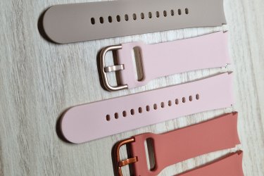 Egyedi megjelenést kölcsönző színes, cserélhető szíjak Samsung Galaxy Watch okosórádhoz.
Légy változatos, légy egyedi!

A kényelmes és nagyon finom tapintású szilikon óraszíjak színes fém csattal lettek ellátva, hogy ezzel is mutatósabb, elegánsabb hatást váltson ki viselőjéből.

Színek: bézs, cappuccino barna, barack, tégla, mályva.

20 mm-es befogókba mennek bele a tüskék.

Egy szíj ára: 1990 Ft

Mind az 5 megvétele esetén az egyiket ajándékba adom!. Tehát 7960 Ft/5 db.

Ajándékdobozzal is megvásárolható, így egy igazán szép és elegáns meglepetés lehet szinte bármilyen alkalomra. Az ajándékdoboz fekete színű és +500 Ft az ára.

Előre utalást követően Foxposttal vagy postával is tudom küldeni.

Bővebben erről a szíjról:
https://happywatch.hu/termek/samsung-galaxy-watch-oraszij/