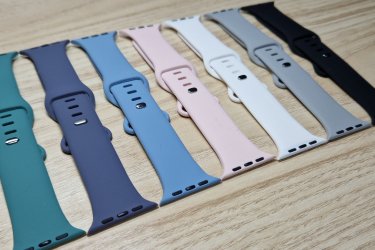 Egyedi és elegáns megjelenést kölcsönző színes, cserélhető szilikon szíjak minden Apple Watch szériához.

Légy változatos, légy egyedi!

Öltöztessen Téged is a mindennapi viseletedhez, hogy ne csak az életben, de az öltözködésedben is meglegyen a harmónia.

A kényelmes és nagyon finom tapintású szilikon óraszíjak mutatósabb és elegánsabb hatást váltanak ki viselőjükből.

Minden Apple Watch szériával kompatibilis. Két szíj méret létezik. A kisebb (38 mm, 40 mm és 41 mm-es), és a nagyobb (42 mm, 44 mm, 45 mm és 49 mm-es). Az Apple Watch órád aljáról leolvashatod, hogy Neked milyen méretű szíjra van szükséged.

A kisebb szíj (38 mm, 40 mm és 41 mm) rövid mérete: 99 mm, hosszú mérete: 110 mm.
A nagyobb szíj (42 mm, 44 mm, 45 mm és 49 mm) rövid mérete: 99 mm, hosszú mérete: 140 mm.

A cserélhető szilikon pótszíj főbb tulajdonságai:
-Minden Apple Watch szériához megfelelő
-Gyorsan és egyszerűen kicserélhető otthon is
-Strapabíró, rugalmas és tartós kialakítás a szilikon anyagnak köszönhetően
-Teljesen vízálló

Ajándékdobozzal is megvásárolható, így egy igazán szép és elegáns meglepetés lehet szinte bármilyen alkalomra. Az ajándékdoboz fekete színű és +500 Ft az ára.

Egy szíj ára: 1990 Ft
Ajándékdobozzal: +500 Ft

3 megvétele esetén az egyiket ajándékba adom! Tehát 3980 Ft/3 db.

Erről a szíjról bővebben:
https://happywatch.hu/termek/apple-watch-szilikon-oraszij/