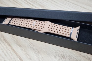 Egyedi és elegáns megjelenést kölcsönző színes, cserélhető szilikon szíjak minden Apple Watch szériához.

Légy változatos, légy egyedi!

Öltöztessen Téged is a mindennapi viseletedhez, hogy ne csak az életben, de az öltözködésedben is meglegyen a harmónia.

A kényelmes és nagyon finom tapintású szilikon óraszíjak dupla pattintóval lettek ellátva, lyukacsos kialakításúak, mutatósabb és elegánsabb hatást váltanak ki viselőjükből.

Minden Apple Watch szériával kompatibilis. Két szíj méret létezik. A kisebb (38 mm, 40 mm és 41 mm-es), és a nagyobb (42 mm, 44 mm, 45 mm és 49 mm-es). Az Apple Watch órád aljáról leolvashatod, hogy Neked milyen méretű szíjra van szükséged.

A kisebb szíj (38 mm, 40 mm és 41 mm) rövid mérete: 96 mm, hosszú mérete: 113 mm.
A nagyobb szíj (42 mm, 44 mm, 45 mm és 49 mm) rövid mérete: 96 mm, hosszú mérete: 141 mm.

A cserélhető szilikon pótszíj főbb tulajdonságai:

Minden Apple Watch szériához megfelelő
Gyorsan és egyszerűen kicserélhető otthon is
Strapabíró, rugalmas és tartós kialakítás a szilikon anyagnak köszönhetően
Teljesen vízálló

Ajándékdobozzal is megvásárolható, így egy igazán szép és elegáns meglepetés lehet szinte bármilyen alkalomra. Az ajándékdoboz fekete színű és +500 Ft az ára.

Egy szíj ára: 2490 Ft
Ajándékdobozzal: +500 Ft

3 megvétele esetén az egyiket ajándékba adom! Tehát 4980 Ft/3 db.

Erről a szíjról bővebben:
https://happywatch.hu/termek/apple-watch-sport-szij/