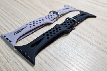 Egyedi és elegáns megjelenést kölcsönző színes, cserélhető szíjak minden Apple Watch szériához.

Légy változatos, légy egyedi!

Öltöztessen Téged is a mindennapi viseletedhez, hogy ne csak az életben, de az öltözködésedben is meglegyen a harmónia.

A kényelmes és nagyon finom tapintású keskenyített szilikon óraszíjak fém csattal lettek ellátva, lyukacsos kialakításúak, mutatósabb és elegánsabb hatást váltanak ki viselőjükből.

Minden Apple Watch szériával kompatibilis. Két szíj méret létezik. A kisebb (38 mm, 40 mm és 41 mm-es), és a nagyobb (42 mm, 44 mm, 45 mm és 49 mm-es). Az Apple Watch órád aljáról leolvashatod, hogy Neked milyen méretű szíjra van szükséged.

A kisebb szíj (38 mm, 40 mm és 41 mm) rövid mérete: 93 mm, hosszú mérete: 116 mm.
A nagyobb szíj (42 mm, 44 mm, 45 mm és 49 mm) rövid mérete: 93 mm, hosszú mérete: 132 mm.

A cserélhető szilikon pótszíj főbb tulajdonságai:
-Minden Apple Watch szériához megfelelő
-Gyorsan és egyszerűen kicserélhető otthon is
-Strapabíró, rugalmas és tartós kialakítás a szilikon anyagnak köszönhetően
-Teljesen vízálló

Ajándékdobozzal is megvásárolható, így egy igazán szép és elegáns meglepetés lehet szinte bármilyen alkalomra. Az ajándékdoboz fekete színű és +500 Ft az ára.

Egy szíj ára: 2490 Ft
Ajándékdobozzal: +500 Ft

Mind a kettő megvétele esetén 1000 Ft kedvezémy! Tehát 3980 Ft/2 db.

Erről a szíjról bővebben:
https://happywatch.hu/termek/apple-watch-keskenyitett-szij/