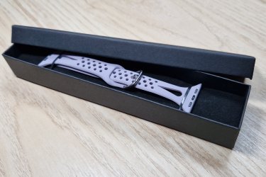 Egyedi és elegáns megjelenést kölcsönző színes, cserélhető szíjak minden Apple Watch szériához.

Légy változatos, légy egyedi!

Öltöztessen Téged is a mindennapi viseletedhez, hogy ne csak az életben, de az öltözködésedben is meglegyen a harmónia.

A kényelmes és nagyon finom tapintású keskenyített szilikon óraszíjak fém csattal lettek ellátva, lyukacsos kialakításúak, mutatósabb és elegánsabb hatást váltanak ki viselőjükből.

Minden Apple Watch szériával kompatibilis. Két szíj méret létezik. A kisebb (38 mm, 40 mm és 41 mm-es), és a nagyobb (42 mm, 44 mm, 45 mm és 49 mm-es). Az Apple Watch órád aljáról leolvashatod, hogy Neked milyen méretű szíjra van szükséged.

A kisebb szíj (38 mm, 40 mm és 41 mm) rövid mérete: 93 mm, hosszú mérete: 116 mm.
A nagyobb szíj (42 mm, 44 mm, 45 mm és 49 mm) rövid mérete: 93 mm, hosszú mérete: 132 mm.

A cserélhető szilikon pótszíj főbb tulajdonságai:
-Minden Apple Watch szériához megfelelő
-Gyorsan és egyszerűen kicserélhető otthon is
-Strapabíró, rugalmas és tartós kialakítás a szilikon anyagnak köszönhetően
-Teljesen vízálló

Ajándékdobozzal is megvásárolható, így egy igazán szép és elegáns meglepetés lehet szinte bármilyen alkalomra. Az ajándékdoboz fekete színű és +500 Ft az ára.

Egy szíj ára: 2490 Ft
Ajándékdobozzal: +500 Ft

Mind a kettő megvétele esetén 1000 Ft kedvezémy! Tehát 3980 Ft/2 db.

Erről a szíjról bővebben:
https://happywatch.hu/termek/apple-watch-keskenyitett-szij/