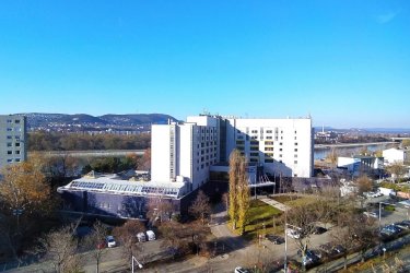 13.kerület Újlipótvárosban dunai panorámás lakás kiadó.

Kárpát utca, Dunától 1 percre, , 50 nm, 2 szoba, frissen felújítva, bútorozott, gépesített. Fürdőszoba, toalet külön. Tiszta, rendezett lépcsőház. dohányzás, kisállat nem engedélyezett!

Közlekedés: troli 75, 76, busz , m3 metro

Bérleti díj 230 .000 ft/hó+rezsi. Minimum 1 évre kiadó . 2 havi kaució és tárgyhavi bérleti díj ellenében akár azonnal költözhető.