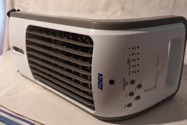 Légkondi mobil párologtatós
Egy évet használt (költözés miatt eladó). Tipus neve „KINZO”. Energiatakarékos 80 w-os. Párásításhoz beépített víztartállyal, szivattyúval, időzóna programozható, kifújás iránya automatikusan beállítható. A távirányító nincs meg. Ezért ennyi. Ár 9E.Ft.  Fontos információ! (húsz 9758 százhetvenhárom), akinek nincs 30 Ft-ja egy telefonhívásra az ne írjon, nem érdekel