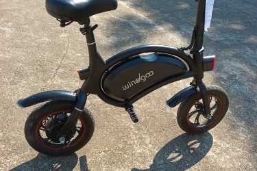 E-SCOOTER. WIN-GOO,  ELEKTROMOS GYEREKBICIGLI
Új állapotú, Gyerek elektromos SCOOTER. Szállításhoz a kormány lehajtható. Nem pedálos, lábtartós. Méretei ellenére 100 kg-ig terhelhető!! Motorja 250 W, 36 V. hátsó kerék meghajtás, hátsó tárcsafék. Sebesség 20 Km/ó. Utazási táv út, terep és testsúly függő. 25-30 km.  Digitális töltéskijelző. Első hátsó világítás, elektromos duda. Zselés ülés. Gumik állapota 95%, Méret. 57-203. (12. ½ X 2. ¼). + töltő.  Ir.ár. 99. E.Ft   Fontos információ! (Tel.  húsz 9758 százhetvenhárom), akinek nincs 30 Ft-ja egy telefonhívásra az ne írjon, nem érdekel!!!
