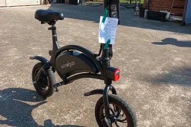 E-SCOOTER. WIN-GOO,  ELEKTROMOS GYEREKBICIGLI
Új állapotú, Gyerek elektromos SCOOTER. Szállításhoz a kormány lehajtható. Nem pedálos, lábtartós. Méretei ellenére 100 kg-ig terhelhető!! Motorja 250 W, 36 V. hátsó kerék meghajtás, hátsó tárcsafék. Sebesség 20 Km/ó. Utazási táv út, terep és testsúly függő. 25-30 km.  Digitális töltéskijelző. Első hátsó világítás, elektromos duda. Zselés ülés. Gumik állapota 95%, Méret. 57-203. (12. ½ X 2. ¼). + töltő.  Ir.ár. 99. E.Ft   Fontos információ! (Tel.  húsz 9758 százhetvenhárom), akinek nincs 30 Ft-ja egy telefonhívásra az ne írjon, nem érdekel!!!
