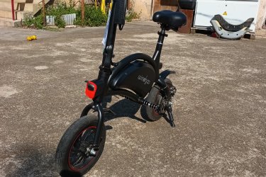 E-SCOOTER. WIN-GOO,  ELEKTROMOS GYEREKBICIGLI
Új állapotú, Gyerek elektromos SCOOTER. Szállításhoz a kormány lehajtható. Nem pedálos, lábtartós. Méretei ellenére 100 kg-ig terhelhető!! Motorja 250 W, 36 V. hátsó kerék meghajtás, hátsó tárcsafék. Sebesség 20 Km/ó. Utazási táv út, terep és testsúly függő. 25-30 km.  Digitális töltéskijelző. Első hátsó világítás, elektromos duda. Zselés ülés. Gumik állapota 95%, Méret. 57-203. (12. ½ X 2. ¼). + töltő.  Ir.ár. 99. E.Ft   Fontos információ! (Tel.  húsz 9758 százhetvenhárom), akinek nincs 30 Ft-ja egy telefonhívásra az ne írjon, nem érdekel!!!
