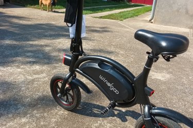 E-SCOOTER. WIN-GOO,  ELEKTROMOS GYEREKBICIGLI
Új állapotú, Gyerek elektromos SCOOTER. Szállításhoz a kormány lehajtható. Nem pedálos, lábtartós. Méretei ellenére 100 kg-ig terhelhető!! Motorja 250 W, 36 V. hátsó kerék meghajtás, hátsó tárcsafék. Sebesség 20 Km/ó. Utazási táv út, terep és testsúly függő. 25-30 km.  Digitális töltéskijelző. Első hátsó világítás, elektromos duda. Zselés ülés. Gumik állapota 95%, Méret. 57-203. (12. ½ X 2. ¼). + töltő.  Ir.ár. 99. E.Ft   Fontos információ! (Tel.  húsz 9758 százhetvenhárom), akinek nincs 30 Ft-ja egy telefonhívásra az ne írjon, nem érdekel!!!
