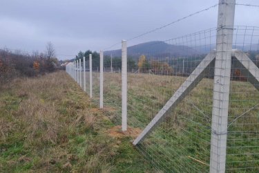 Biztonságos és tartós kerítést keres? Akkor megtalálta!
Vállalunk az ország egész területén vadhálóval, vagy dróthálóval komplett kerítésépítést 2399 Ft/m áron.
Ez az ár tartalmazza az összes anyagot és a munkadíjat is!

Kérjen ajánlatot most:
+36--30 354 17 07
+36--30 710 08 30
+36--30 325 82 00
Ajánlatkérés e-mailben: keritesnagyker@gmail.com

Nálunk mindent megtalál, ami a kerítés építéshez szükséges! Látogasson el honlapunkra a www.kotaji-kerites.hu oldalra vagy telephelyeinkre.
